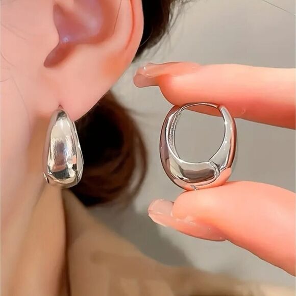 Fashion And Retro Glossy Gold Plated or Silver Plated Earrings - Picture 2 of 12